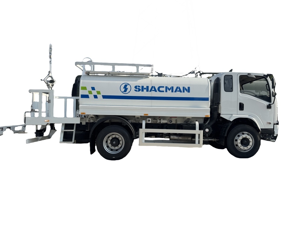 Shacman X9 one and half cab 5000L water tank truck