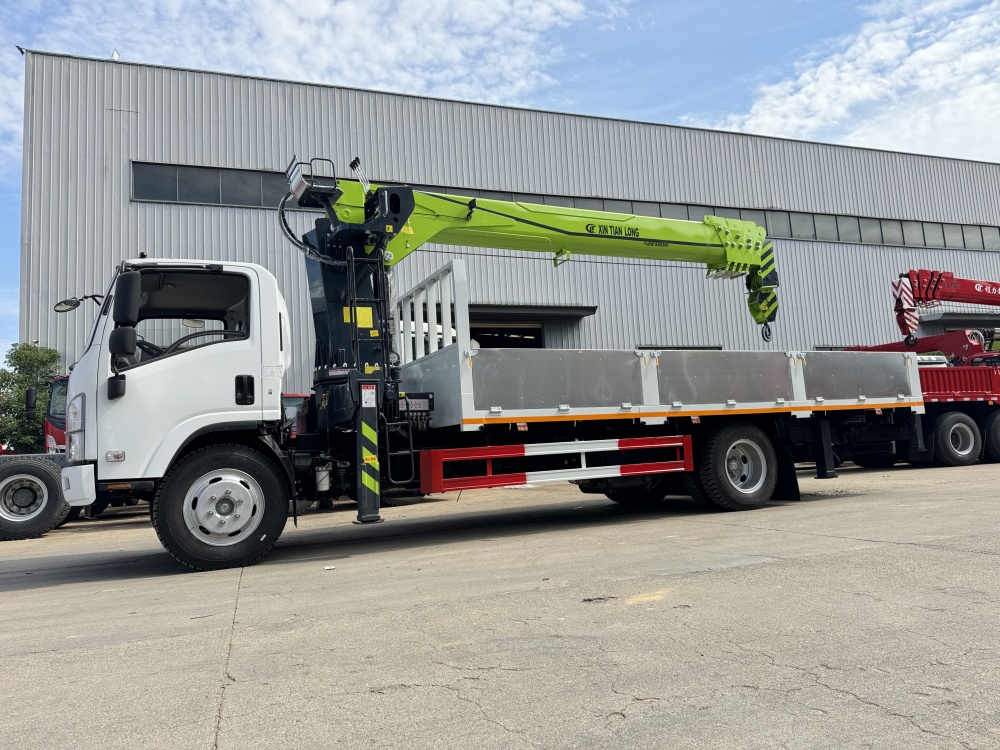 ISUZU 700P cab with 8tons 5-sections crane