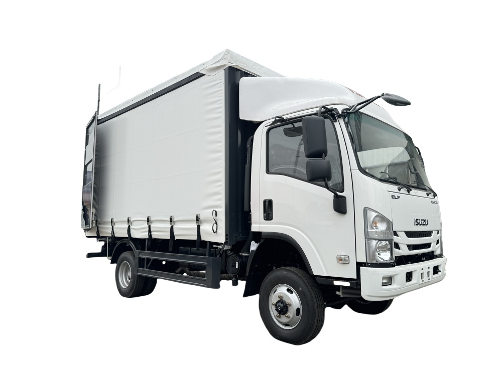 ISUZU 4WD side curtain truck 4.2M length box 